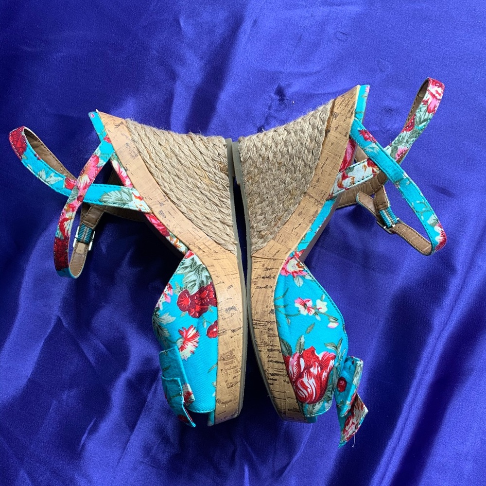 Spring Wedges🌺 - Picture 3 of 5